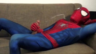 角質 Spiderman ジャークオフと大量の負荷を絶頂