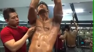 Capezzolo maschio muscoloso asiatico torturato