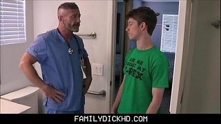 Medic Step Father insegna al suo Virgin Twink Step Stepson come esplorare + sesso in bagno