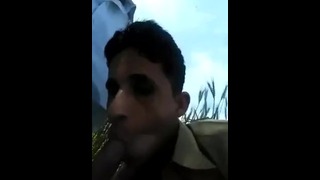 Hung pakistansk kompis har det gøy utendørs