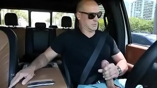 Maduro Se Masturba En Su Carro, Tiene Una Enorme Polla