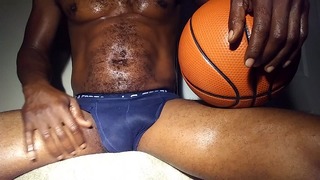 Big Black Pik taler beskidt til sin hvide ven efter basketballmassage