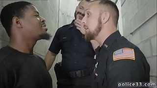 Mann Film Schwuchtel fickt zum ersten Mal unbeschnittenen Schwanz mit dem weißen Polizisten