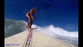 Adonis Surfer gaat naakt naakt