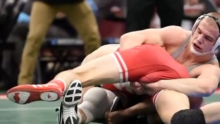 Velká wrestlingová boule - Tyler Berger dostává svoji bouli, která se cítila
