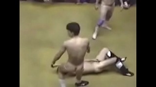 疯狂的越南摔跤比赛导致摔跤手和裁判裸体