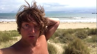 Charmant Nasty Boy Nude dans Outdoor Cfnm Ce mâle vit nu dans le dur