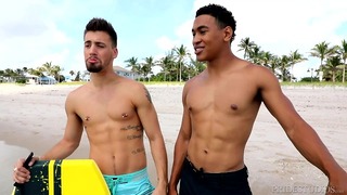 Dylanlucas Latino Surfer Hunk Topit Ystävänsä Cabanassa