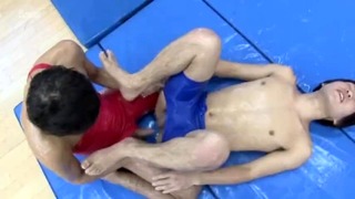 全身にローションが絡みつき、ユニフォームを破ってそこから出てくるプリップリの桃尻を犯す！！