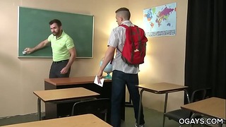 Un professeur hirsute baise son étudiant pédé