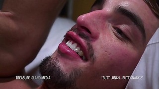 맥스 카메론은 섹시한 엉덩이를 먹어!