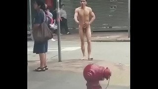 Alaston mies kävelee julkisesti