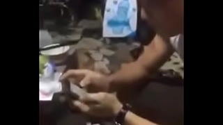 Tajski prosty facet pijany i niech jego kumpel ssie jego penisa