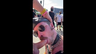 Nechávám si cucat penis, zatímco ostatní pozorují na veletrhu Folsom Street Fair 2021