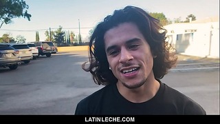 Latinleche - Un fanboy latino suce un caméraman S
