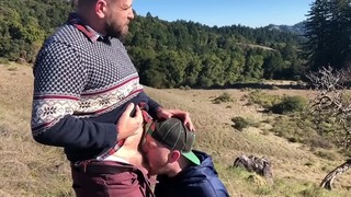 Blowjobs i bjergtop mellem venner amatør Cub pubes Udendørs Offentlige Mountain Bear Blow behåret busk