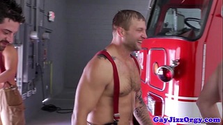 Sex în grup cu un puternic pompier Colby