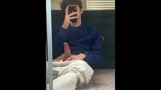 Teen streichelt seinen Schwanz zu seinem Spiegelbild