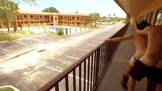 Twolonghorns follando en el exterior del balcon del balneario arriesgado vaquero amateur a pelo