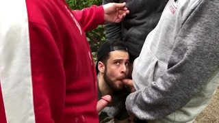 Was Jungs im Wald machen, wenn sie campen gehen