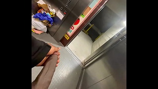 BBC în liftul în aer liber răspândind ușa aproape prinsă