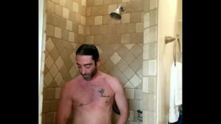 Spycam pega garoto sexy no chuveiro Maxshenanigans