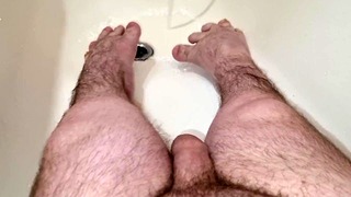 Midget viser sine fødder og spermer derefter på dem