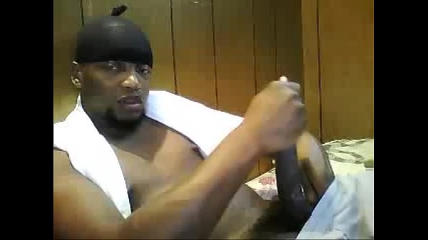Zwarte jongen streelt enorme lul op camera - Sexyladcams.com