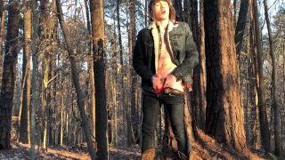 19letý Jesse Gold škubne v lese v kovbojských botách, džínovině a flanelu