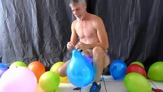 Juego de globos con el cachondo gay dilf richard lennox