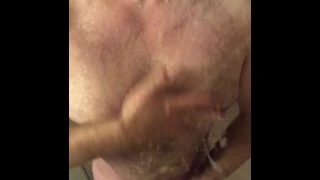 Papai barbudo se barbeando enquanto se masturba no chuveiro, venha assistir e ver o que mais eu faço
