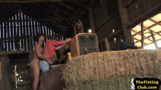 Bj Cowboy geniet van anaal vuistneuken in de stal op het hooi