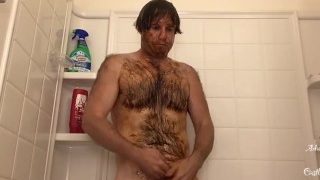 Cowboy éclabousse dans une baignoire avec de la sauce barbecue