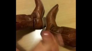 Sperme sur mes bottes de cowboy pointues