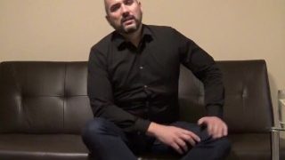 Dilf Bull în cămașă neagră și pantofi de piele vă vorbește despre cum să vă faceți o previzualizare a cuck