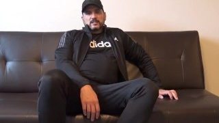 Dilf in Adidas-Trainingsanzug und Turnschuhen furzt mit nacktem Arsch, furzt böse, große, fette Arsch-Vorschau
