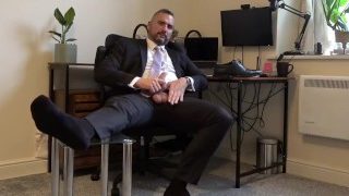 Dilf in giacca e cravatta si masturba il cazzo non tagliato prima dell'incontro online e viene sull'anteprima delle scarpe formali