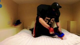 Voetbalpup handtastelijk in het hotel - squirten op Nike Flightposite