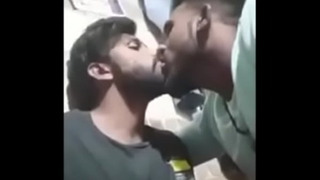 Καυτό ομοφυλόφιλο φιλί μεταξύ δύο καυτών Ινδών Gaylavida.com
