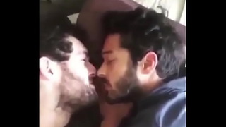 Горячий гей-поцелуй между двумя индейцами Gaylavida.com