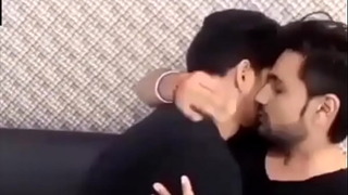 Горещи индийски момчета се целуват взаимно