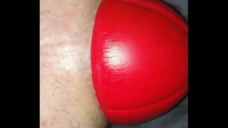 Obrovský 12 cm široký fotbalový míč v mém nataženém zadku, sledujte, jak se vysune zblízka.