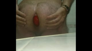 巨大的 12 厘米宽红色足球在我的屁股里，并张开我的松弛洞。