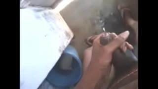 Indyjska masturbacja chłopca w łazience
