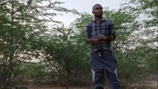 Garçon indien se masturbe dans la nature et en public
