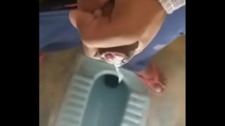 インドの少年がトイレでオナニー