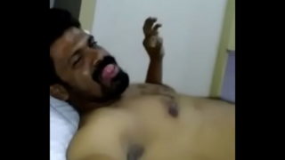 Ινδικό αγόρι που πιπιλίζει κόκορας