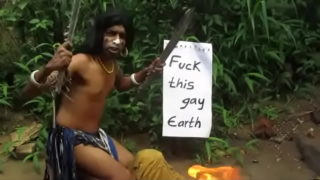 Indiase neuk de aarde en noem het homo terwijl ze drumt