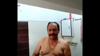 인도 노인이 목욕하다
