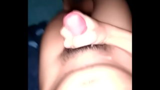 Indonezyjski przystojniak ze spermą masturbuje się